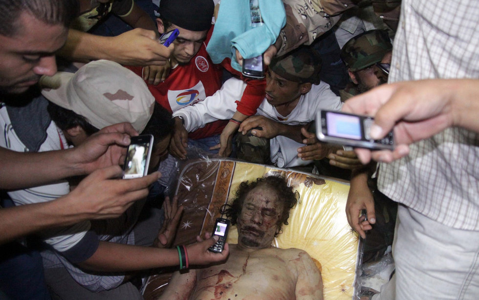 据利比亚过渡委武装一名官员称,被俘的卡扎菲双腿受伤.