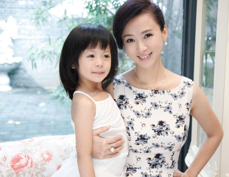 图片和四岁性感拍写真小水晶萌态可掬星味足最新版欧美范女生女儿翁虹图片
