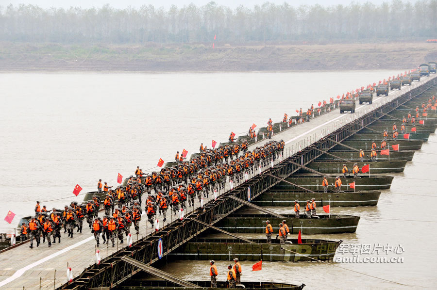 解放军舟桥部队耗时22分钟建成600长浮桥_新闻_腾讯网