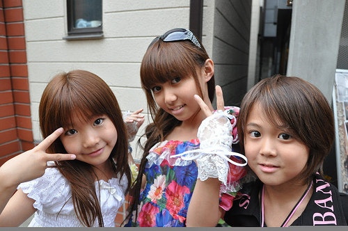 组图:日本小学女生打扮日趋早熟引热议