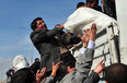 组图：土耳其地震灾民抢夺救济品