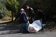 组图：土耳其地震灾民抢夺救济品