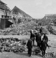 Horrores del campo de concentración nazi: los militares de EE.UU. para enterrar los cuerpos tras la liberación de