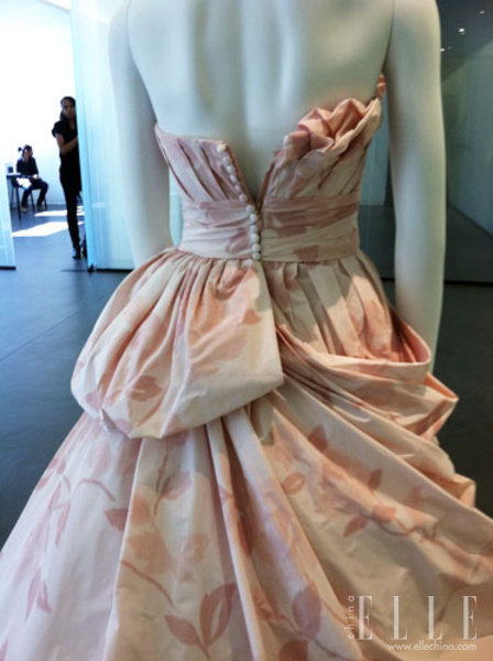 组图:White by Vera Wang 平价婚纱也美丽_完美