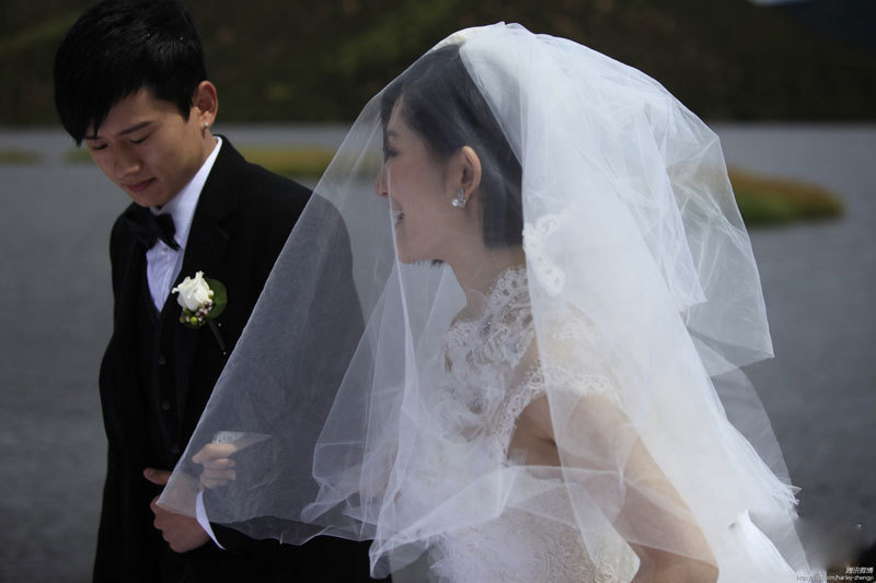 谢娜婚纱是谁设计的_莫文蔚谢娜李玟婚纱PK 谁是最美新娘(3)
