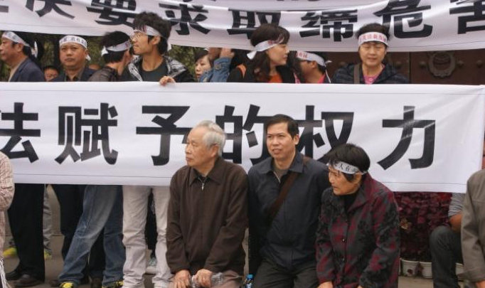 多名长江大学 教授下跪  请求关污染企业【组图