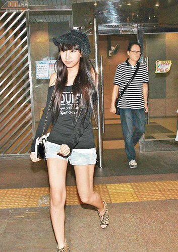 谢芷惠发誓仍然是<em>处女</em> 穿<em>制服</em>拍照为陈冠希解