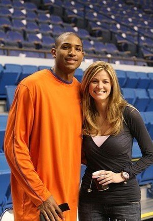 NBA最性感女记者艾琳 美妙倩影穿梭巨星当中