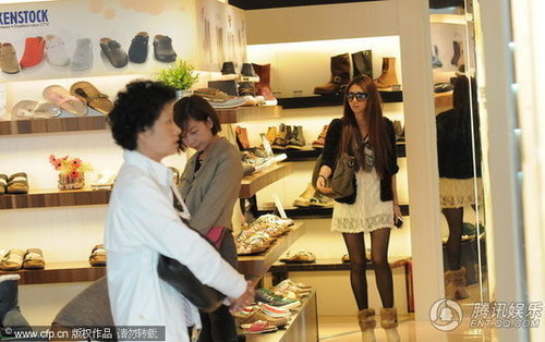 组图:闫凤娇穿<em>黑丝</em>与朋友<em>逛街</em> 只看不买频揉眼