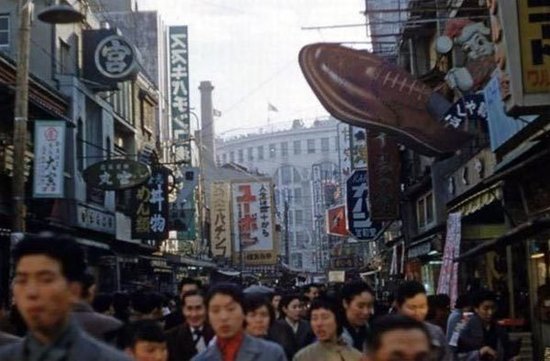 1950年代末经济迅速恢复的日本东京商业区.