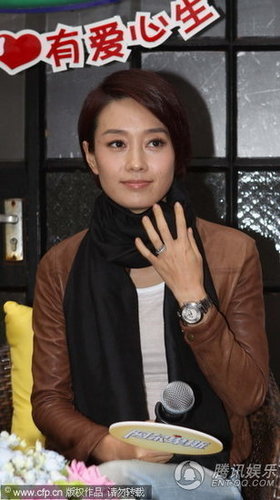 组图:<em>马伊琍戴</em>钻戒力证婚姻甜蜜 现场频整衣_