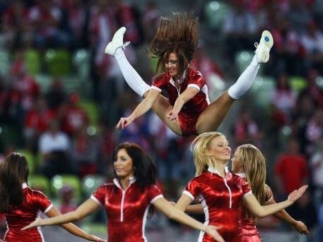 组图美女啦啦队现赛场2012欧锦赛有望推广