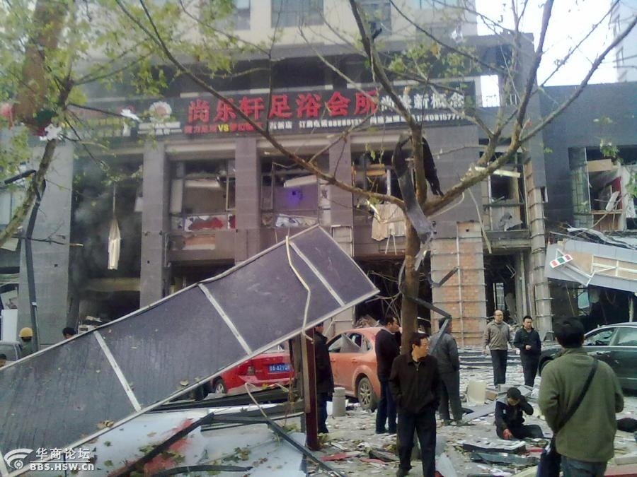 高清:网友实拍西安沙井村爆炸 现场惨不忍睹 -