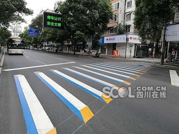成都首条立体斑马线亮相 老司机走拢刹一脚(图)
