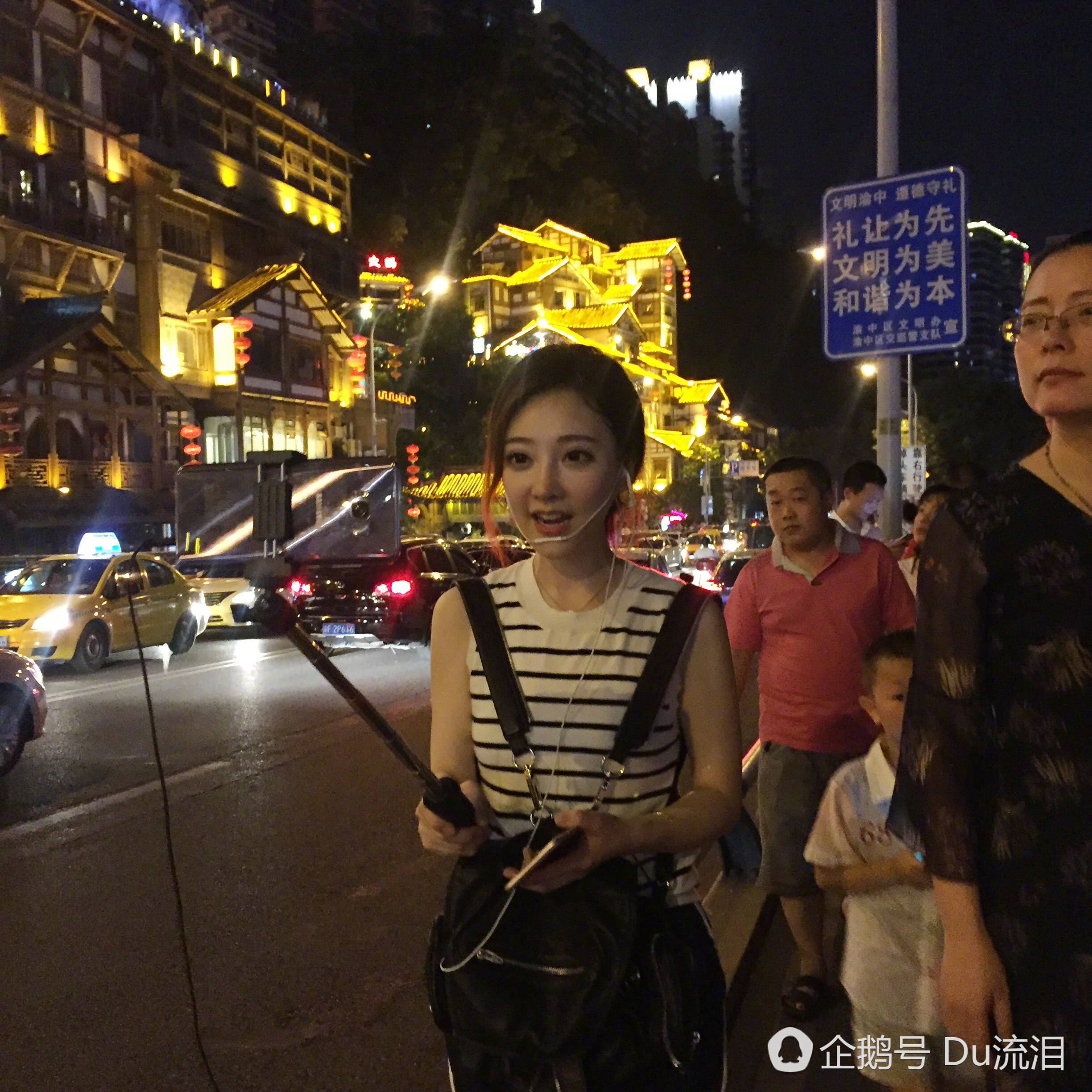 冯提莫现身重庆街头直播 边走边唱引围观