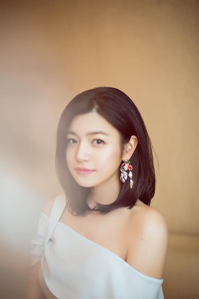 美女日历:陈妍希"圆身"女生穿搭示范 露肩装明媚柔美