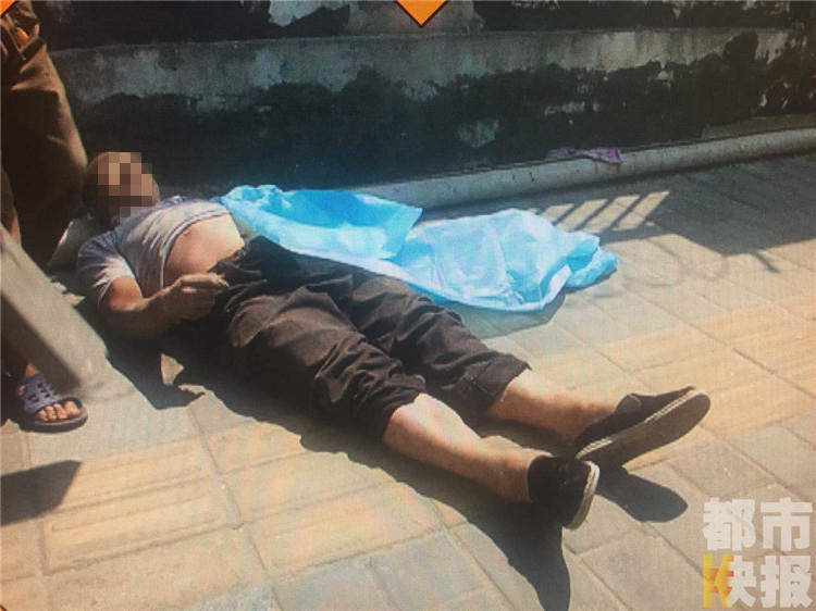 西安烈日之下 一男子猝死街头