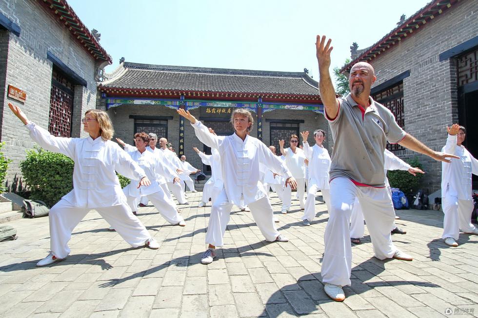 "老外"也玩太极拳 法国爱好者古城展演(图)