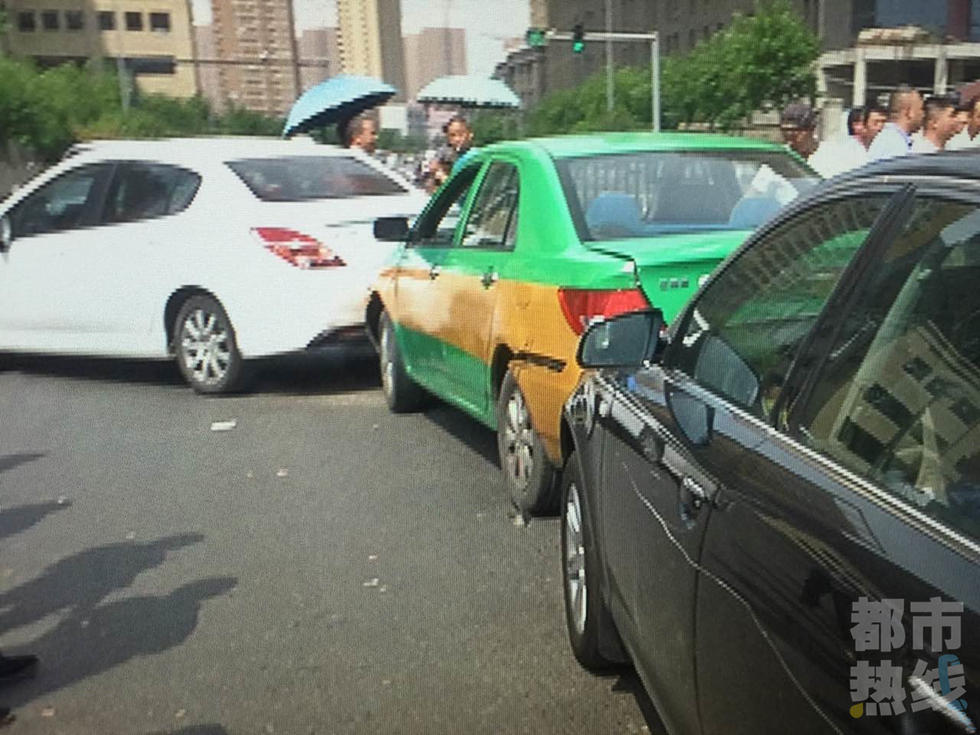 西安一路口三车连撞 并非简单车祸