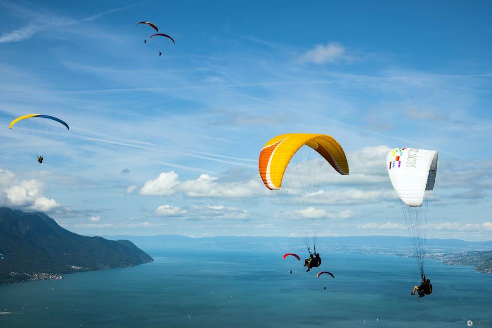 高清:遨游天际美如画 滑翔伞选手飞跃日内瓦湖