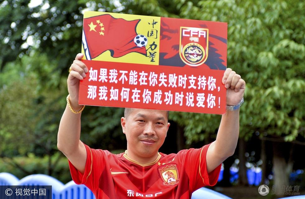 腾讯体育8月25日 中国男足国家队今天在武汉进行训练,不少球迷也是