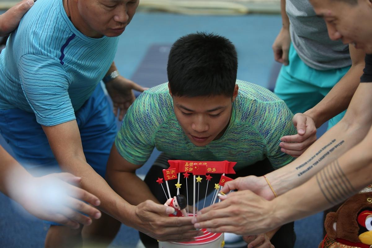 高清:苏炳添训练后庆生 教练队友唱生日歌