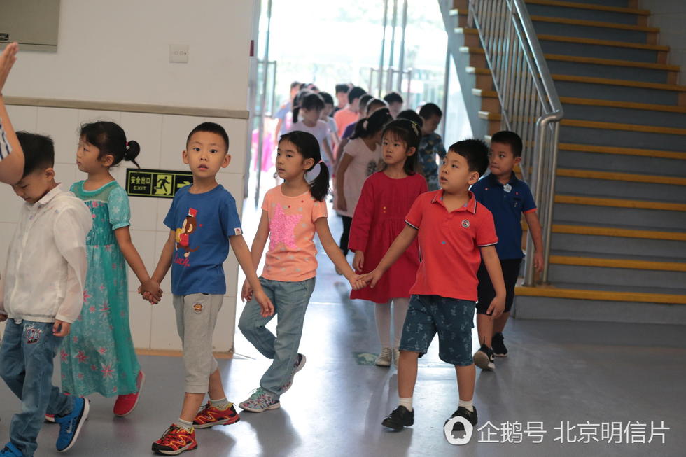 北京小学生开学 金童玉女手牵手