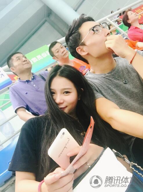 组图:何姿再晒美照 孕妈依旧美艳动人