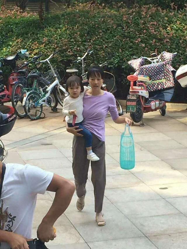 马伊俐单手抱娃 被网友吐槽像村姑