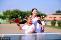 组图：王楠参加公益活动 教孩子打球笑容满面