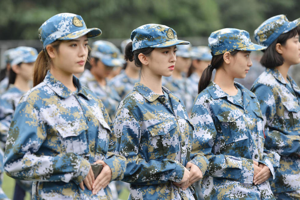 组图南艺新生军训随处可见高颜值女生