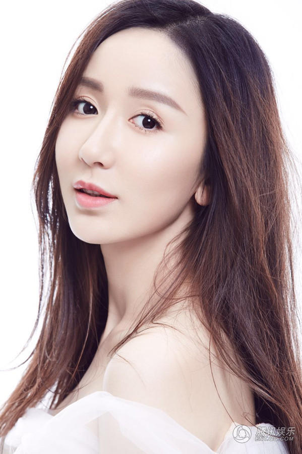 大连最美女星娄艺潇再曝写真秀精致锁骨仙气十足