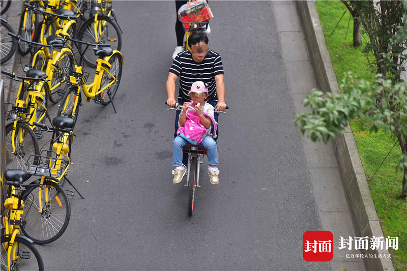 太任性!假日成都街头多位家长骑共享单车小孩坐车筐