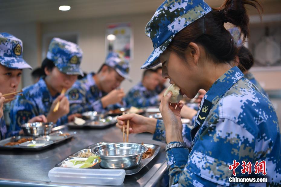 中国海军补给舰女兵的海上生活