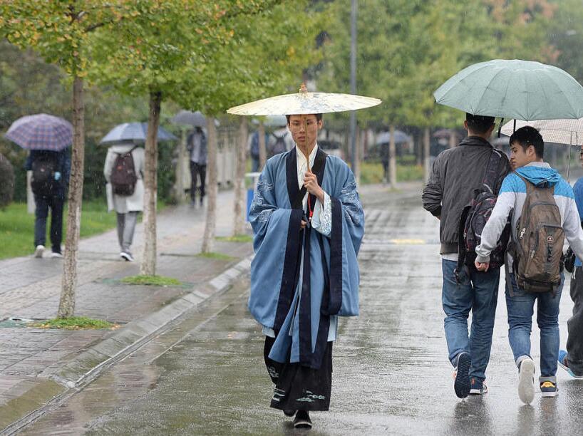 高校一男生坚持"全日制穿汉服"