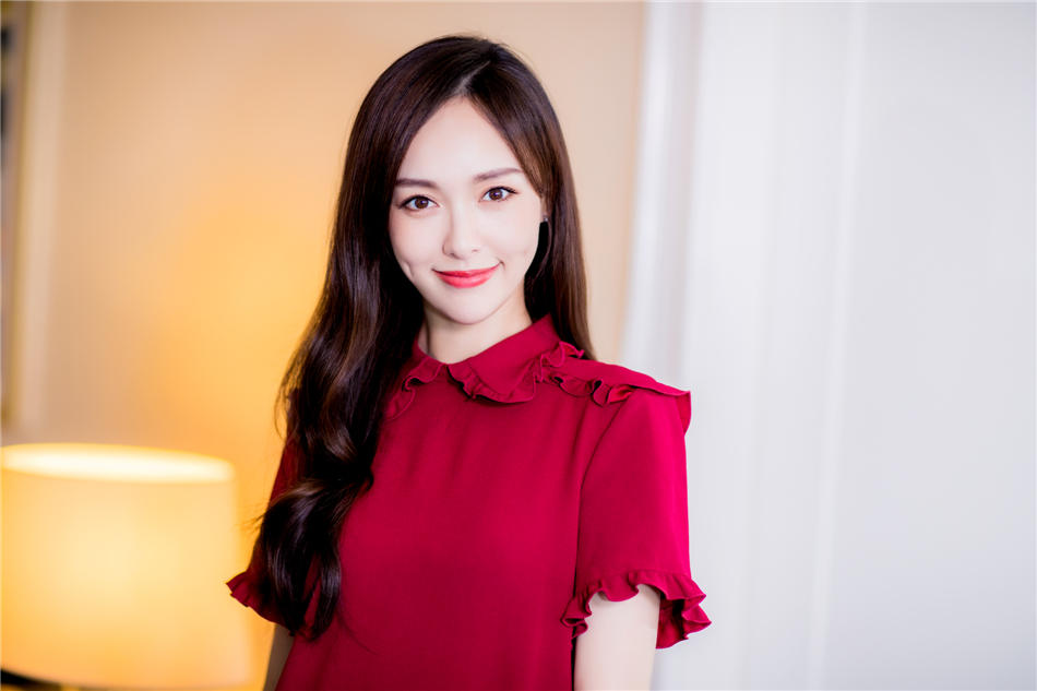 唐嫣现身杭州出席代言活动 红色裙装大秀美腿 8张