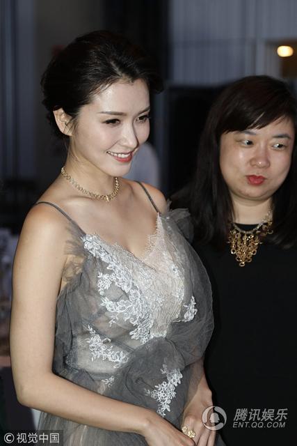 "童年女神"徐洁儿出席活动 性感大解放秀裸背