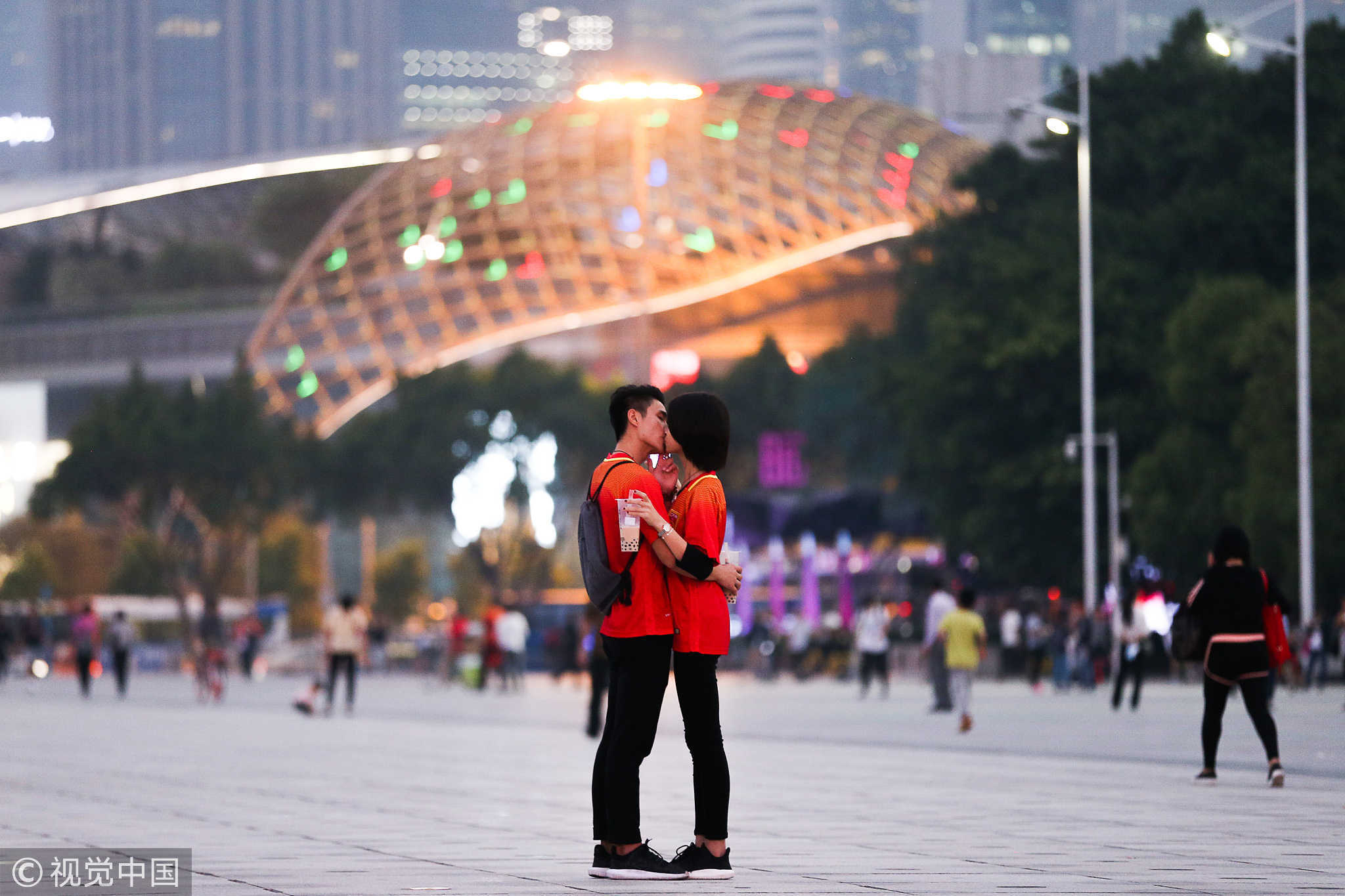 情侣球迷热吻助阵 单身狗不哭国足今晚陪你(图)