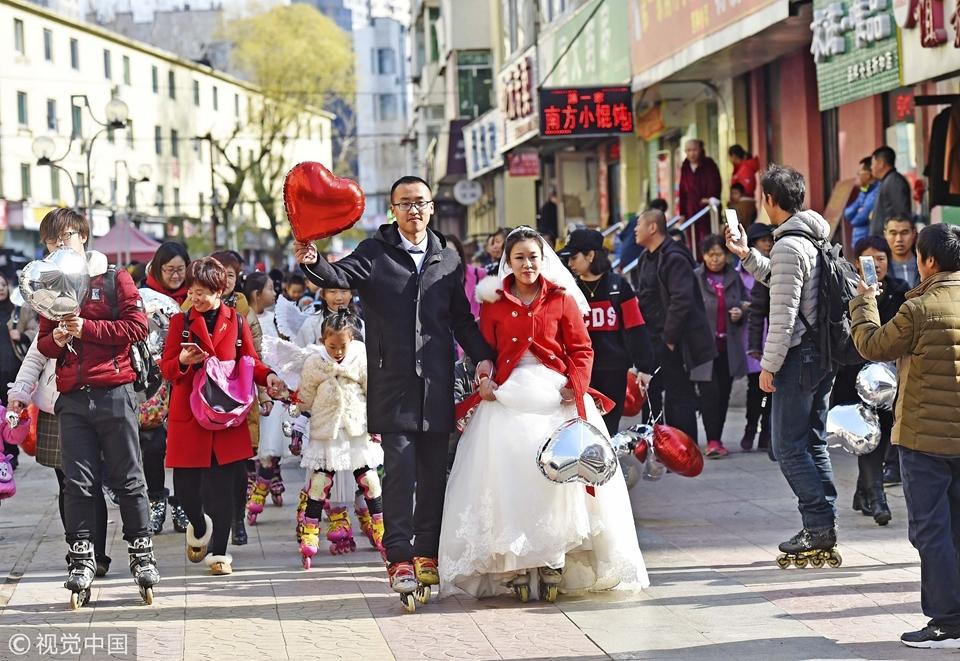 溜冰鞋婚纱照_溜冰鞋图片卡通(2)