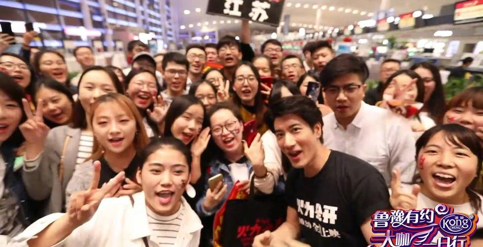 王力宏接受鲁豫采访,在机场又遇疯狂粉丝