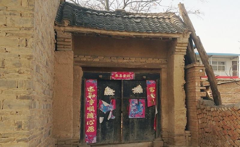 路两边一侧是老瓦房一侧是新平房,老人住老房,小辈住新房