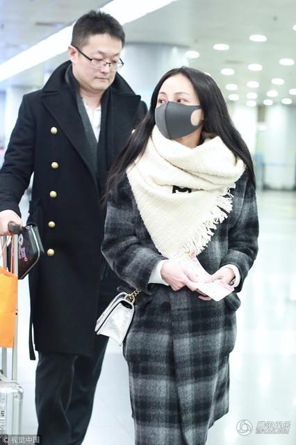 姚笛大方挥手无名指戒指抢眼 "富二代"男友低调相伴