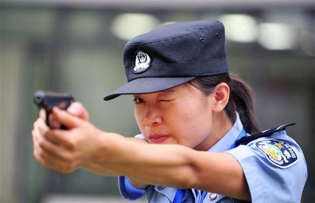 瑜伽女教练参警两年夺得武汉公安女枪王