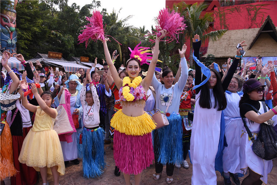 廣東女子與千人同“穿”1公里草裙跳舞 創(chuàng)世界紀(jì)錄