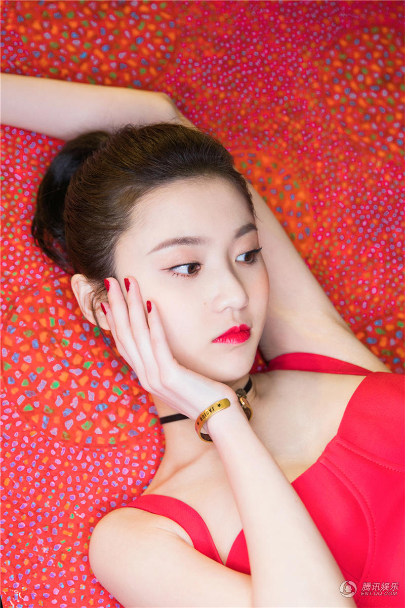 青年演员张慧雯应邀出席dior迪奥未来新肌系列主题派对,以吊带红色