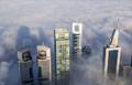 迪拜摩天大楼浓雾中直穿云霄似仙境