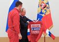 高清：普京会见俄冬奥选手 接受冰球队赠送球衣