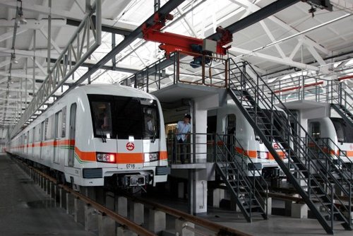 组图:上海地铁世博7号线进行动车信号调试