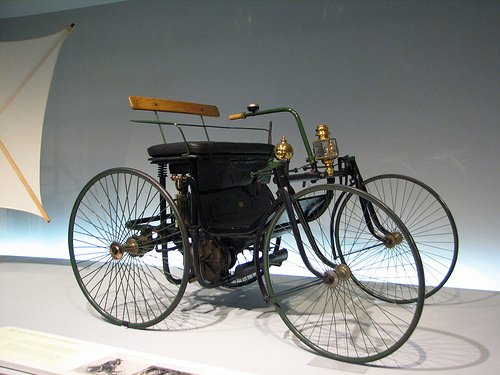 戴姆勒.奔驰制造的老式四轮汽车