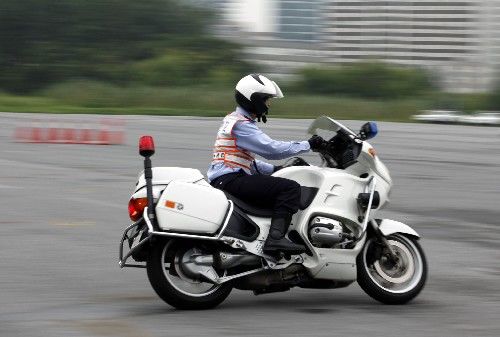 上海交警进行摩托车基本驾驶技能展示